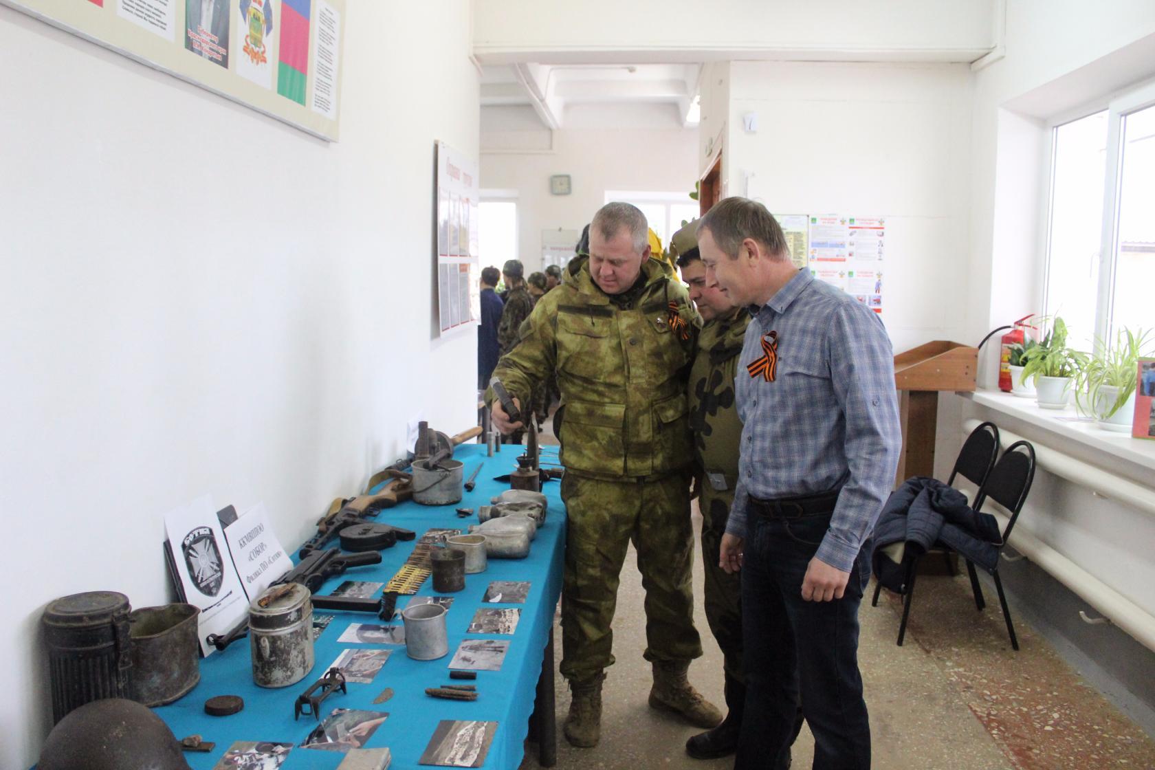 Казаки из станицы Холмской организовали выставку экспонатов, найденных на  полях сражений Великой Отечественной войны – Новости Абинска и Абинского  района